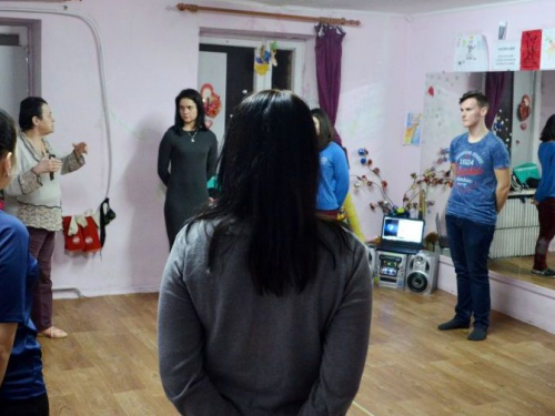Жителей Авдеевки учили танцевать вальс: опубликованы фото