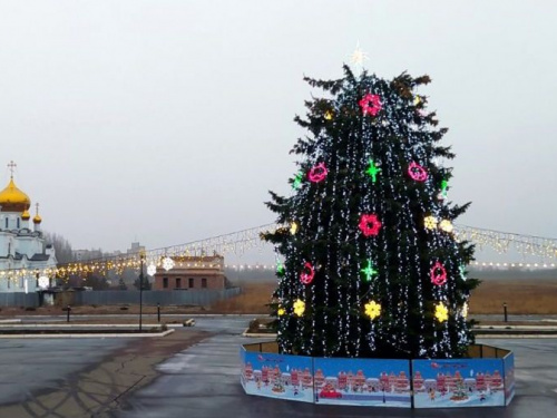 В Авдеевке возле Дворца культуры засияла новогодними огнями ёлка-героиня