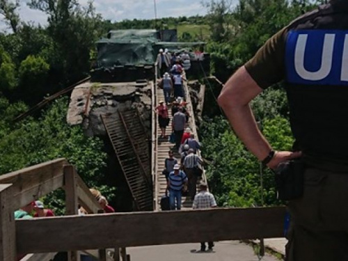 Украинские власти должны сделать три важных шага для Донбасса и переселенцев