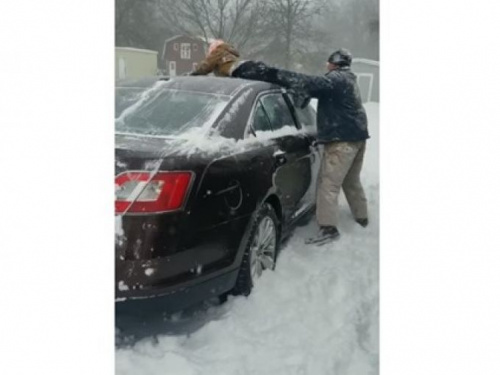 Отец очистил авто от снега своим сыном (ВИДЕО)