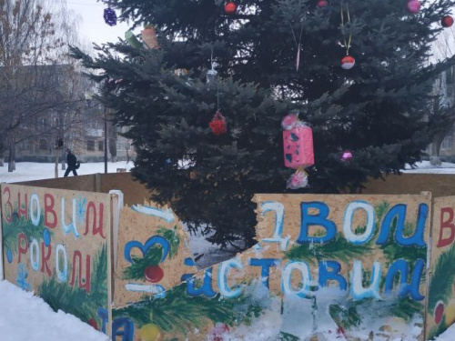 В Авдеевке новогодняя елка пострадала от рук вандалов (ФОТОФАКТ)