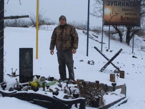В районе авдеевской «промки» под снегопадом возложили цветы к памятнику героям
