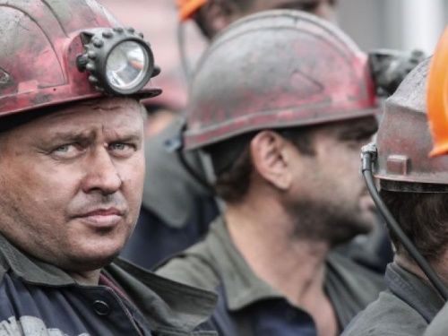 Горняки трех шахт Донетчины требуют погашения долгов по зарплате
