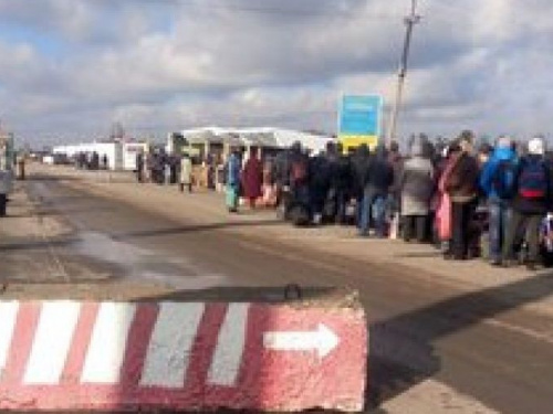 Долгие очереди и плохие дороги:  что беспокоит людей, вынужденных пересекать КПВВ на Донбассе