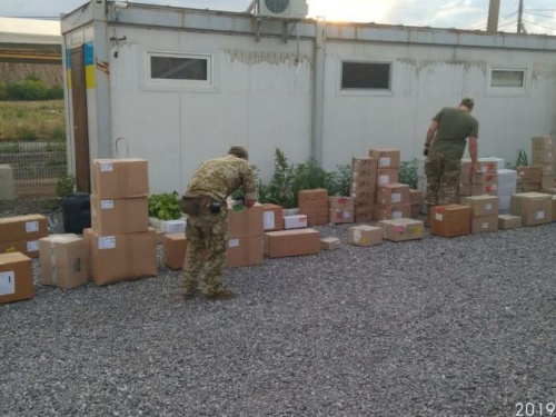 На КПВВ задержали партию лекарств, которую везли в Донецк (ФОТО)