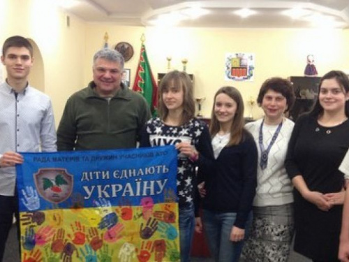 В Авдеевку после встречи с президентом вернулись «объединяющие дети» (ФОТО)