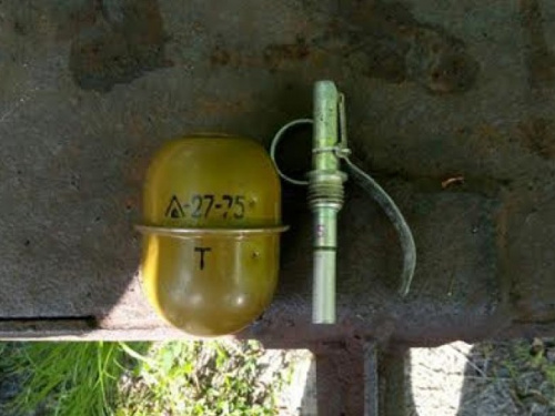 Беспечный "рыболов" прятал боевую гранату возле остановки в прифронтовой Авдеевке (ФОТО)