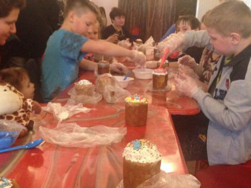 Дети Авдеевки украшали пасхальные куличи (ФОТО)
