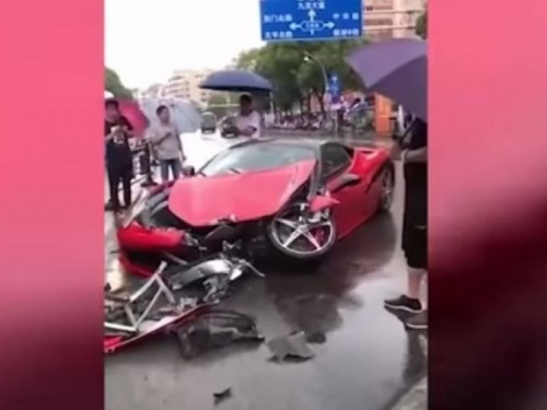 Китаянка за пару минут разбила прокатный Ferrari (ВИДЕО)