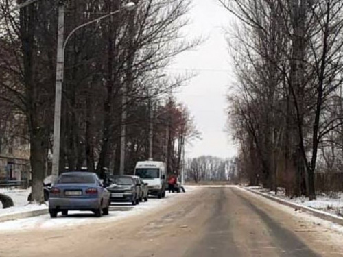 Коммунальщики Авдеевки просят автовладельцев убрать машины с обочин дорог