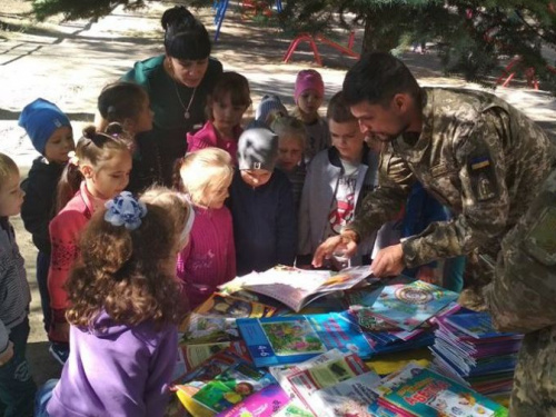 Авдеевские "симики" доставили книги  детям, оптический прицел – военным (ФОТО)