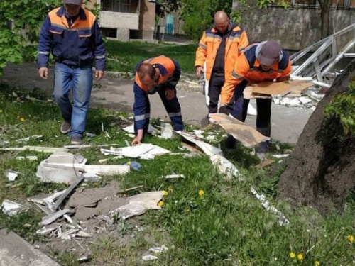Авдіївські комунальники прибирають житлові квартали міста після обстрілів