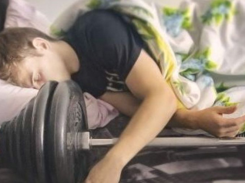 Врачи утверждают, что нежиться в кровати эффективнее для похудения, чем заниматься в спортзале