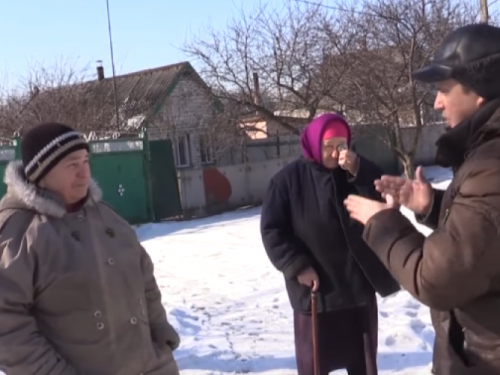 В Авдеевке помогают жителям, пострадавшим от обстрелов боевиков (ВИДЕО)