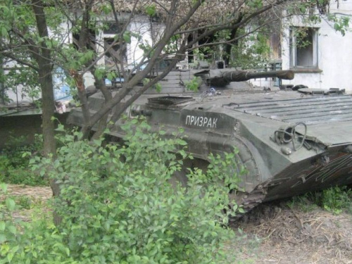 Война без правил: боевые бронемашины стоят в жилых районах Донбасса