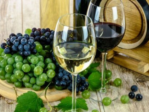 Этот быстрый способ поможет отличить натуральное вино от порошкового