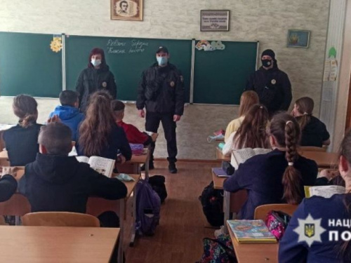 В Авдіївці поліцейські навчали школярів безпеці в інтернеті