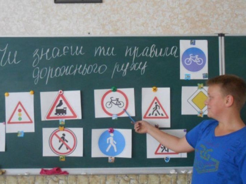 Полицейские в Авдеевке устроили викторину для школьников и наградили лучших знатоков ПДД (ФОТО)
