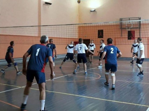 В Авдеевке прошли соревнования по волейболу среди ветеранов спорта