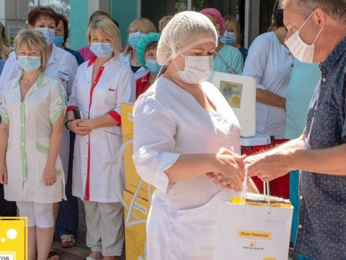 Фонд Рината Ахметова передал больнице скорой помощи Мариуполя современные аппараты ИВЛ