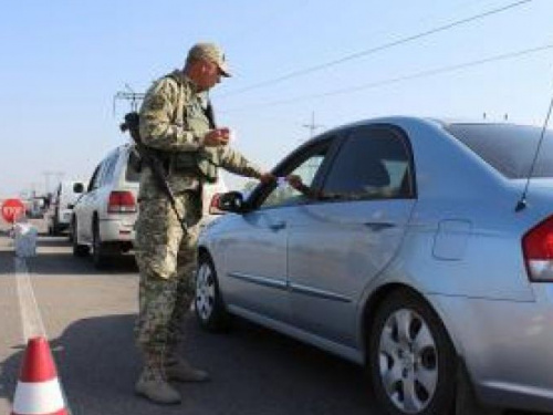 Пограничники говорят, что на КПВВ на Донбассе снизился поток людей и транспорта