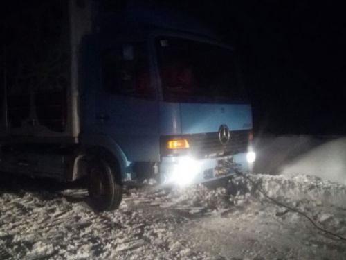 На дорогах Донецкой области спасатели  вызволили из созданных непогодой "ловушек" 10  машин