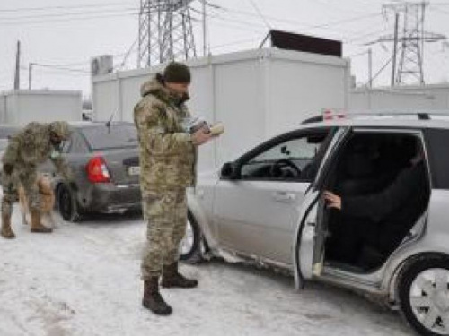 На донбасских КПВВ задержали людей за криптовалюту, предложение взятки и «документы» из «ДНР»