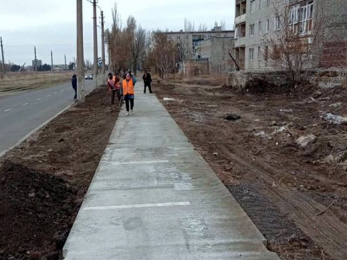 Коммунальщики благоустроили тротуар возле "разукрашки"