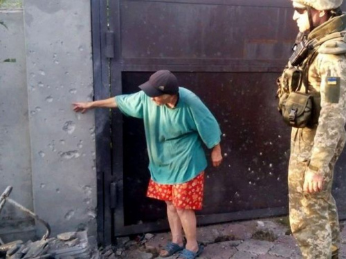 Обстрелы и разрывы: десять мирных граждан пострадали на Донбассе