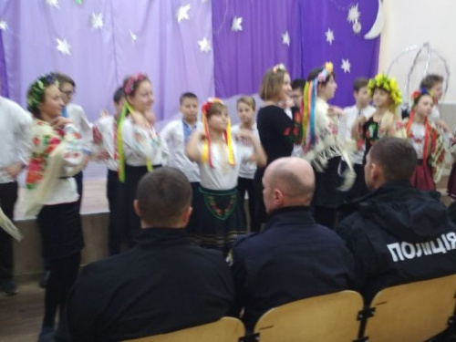 В Авдеевке правоохранители и школьники поздравили друг друга (ФОТО)