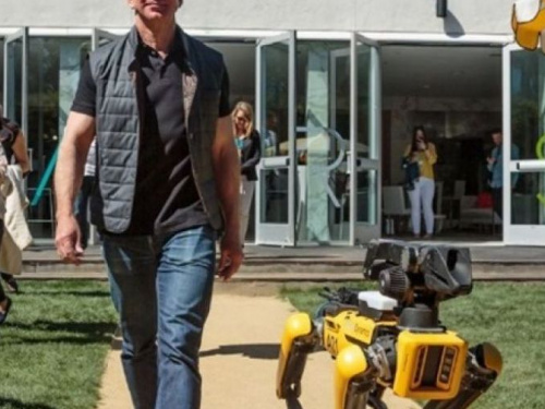 Глава Amazon вышел на прогулку с роботом-собакой (ФОТО+ВИДЕО)