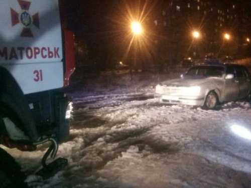 Спасатели Донетчины вытаскивали авто из дорожных ловушек (ФОТО)