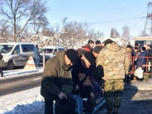 Пересечение линии соприкосновения: 16 человек не смогли пройти через КПВВ на Донбассе