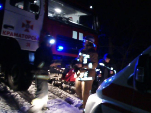 Спасатели помогли водителям грузовика и "скорой помощи" проехать по дорогам Донецкой области