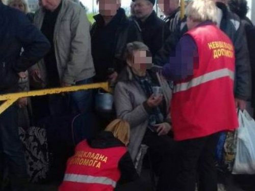 В очереди на КПВВ "Марьинка" люди теряют сознание