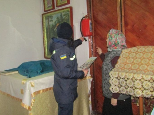 Спасатели накануне Рождества проверяют церкви и храмы в Донецкой области