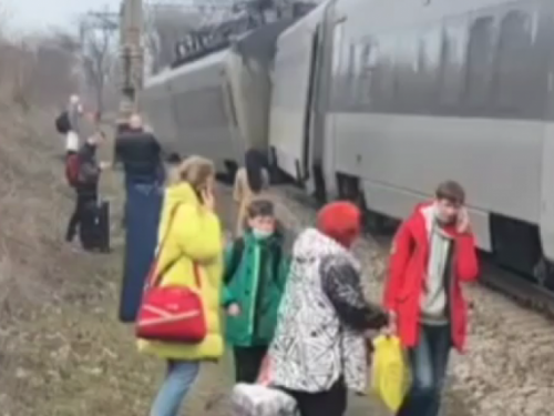 Поезд "Интерсити", который следовал из Киева, сошел с рельсов ( ВИДЕО)