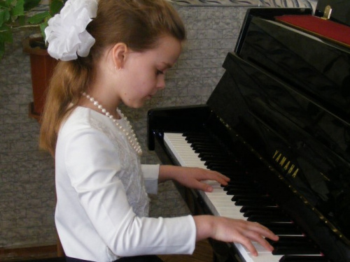 Юное дарование из Авдеевки  стала серебряным призером Всеукраинского конкурса пианистов (ФОТО)