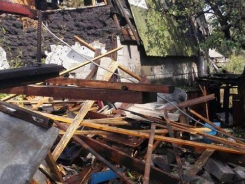 Прифронтовая Марьинка содрогается от взрывов: разрушено здание (ФОТО)