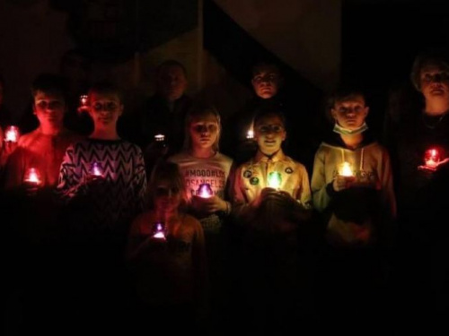 У День пам'яті жертв голодоморів в Авдіївці запалили свічки