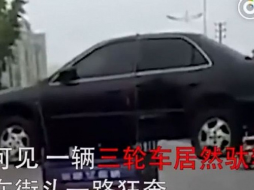 Сеть удивил перевозивший авто на мотоцикле китаец (ВИДЕО)