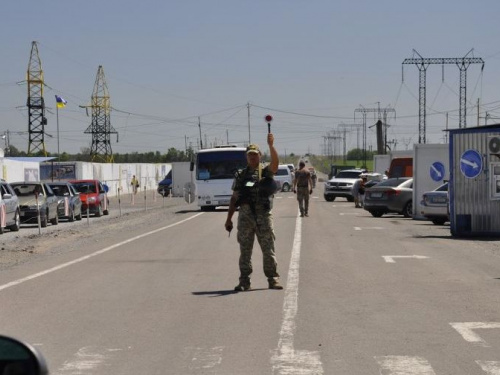 В сторону неподконтрольного Донбасса украинские пограничники пропустили 21 грузовой автомобиль