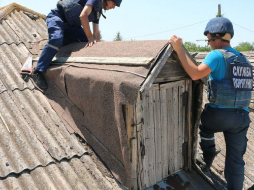 Донбасс: спасатели восстанавливали дома и помогали на КПВВ
