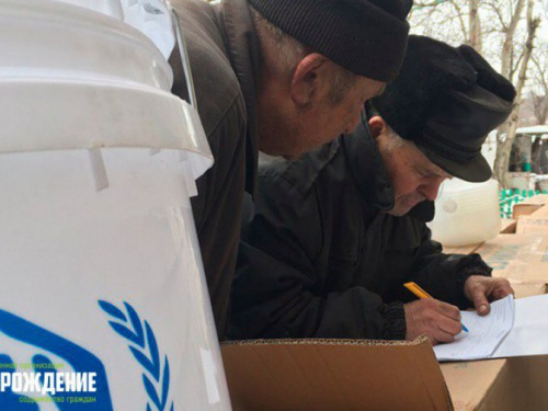 Жители ряда улиц в прифронтовой Авдеевке получили 15-литровые емкости для запасов воды