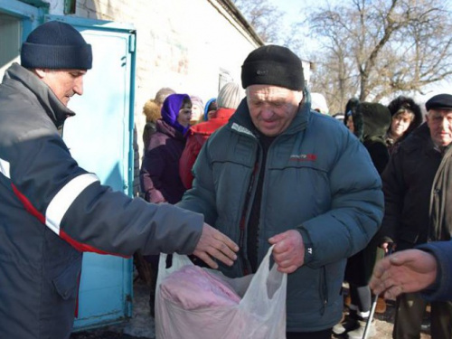 Жителям прифронтового села Ласточкино, что в пригороде Авдеевки, передали гуманитарный груз