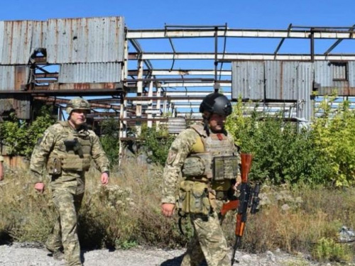    Командующий Объединенных Сил проверил ситуацию на передовой в районе авдеевской "Промзоны" (ФОТО)