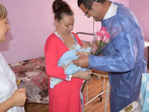 135 авдеевских семей получили от АКХЗ помощь после рождение детей