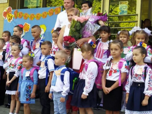 В Авдеевке в школу пошли около 1800 детей