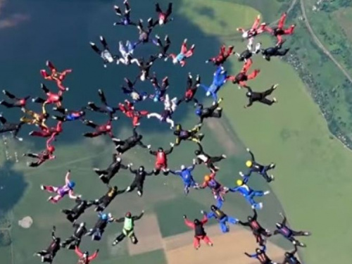 В Украине женщины-парашютистки установили мировой рекорд (ВИДЕО)