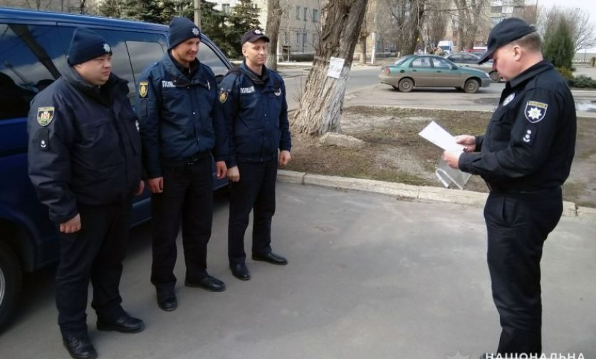 20 полицейских помогли своим коллегам заботиться об их малыше в больнице картинки 20 полицейских помогли своим коллегам заботиться об их малыше в больнице картинки